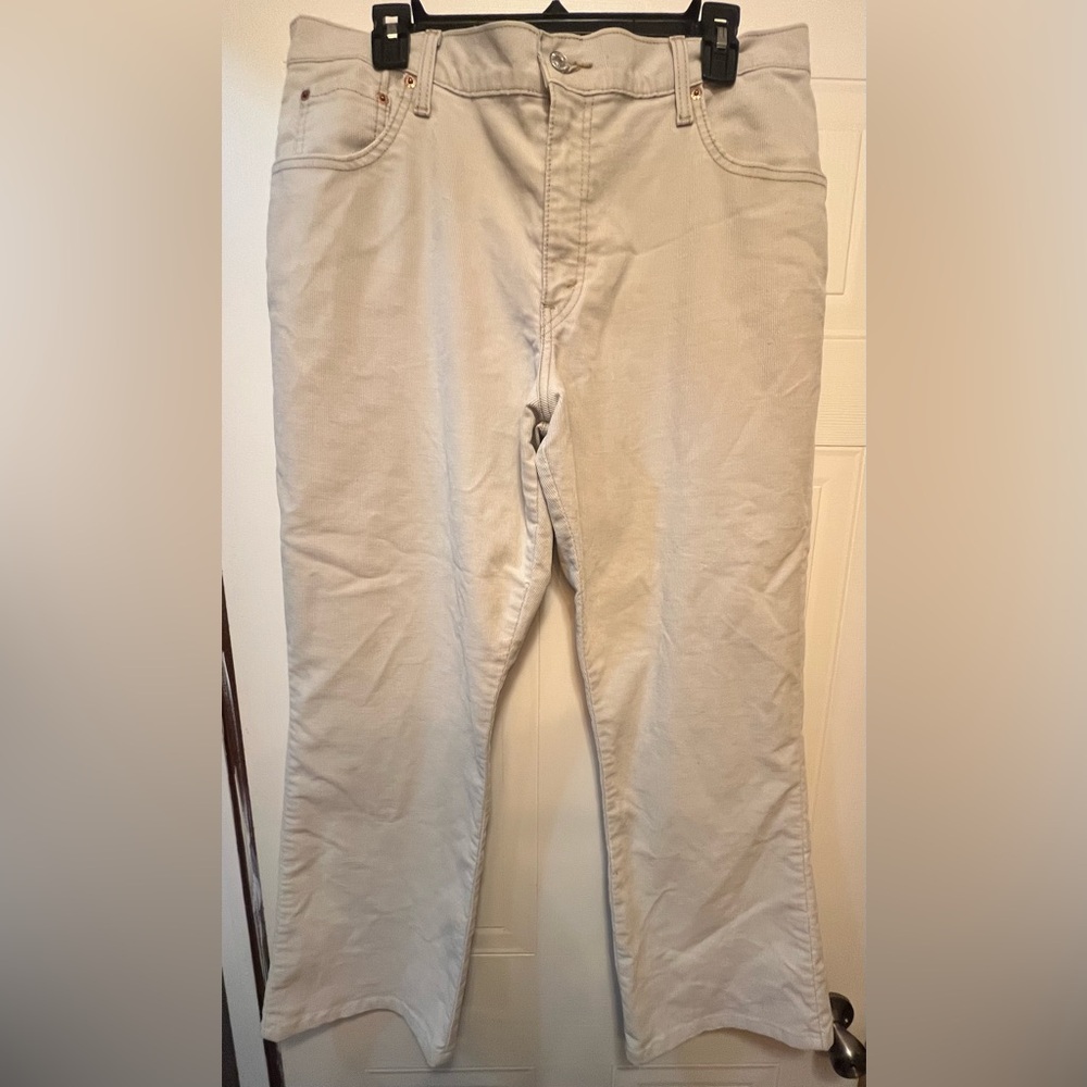 Levi’s Women’s 550 Relaxed Boot cut Beige Corduroy Jeans size 16M.